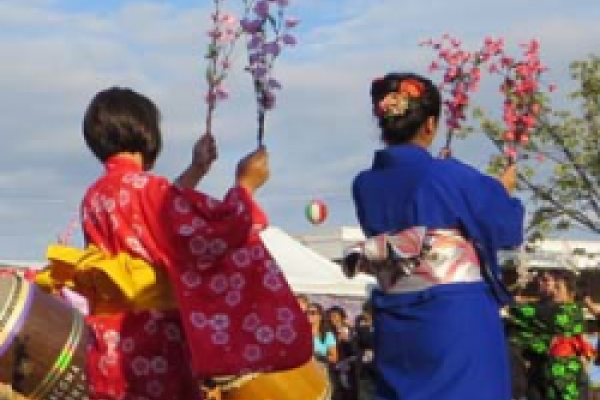 Image with two women in kimonos with their back to the camera